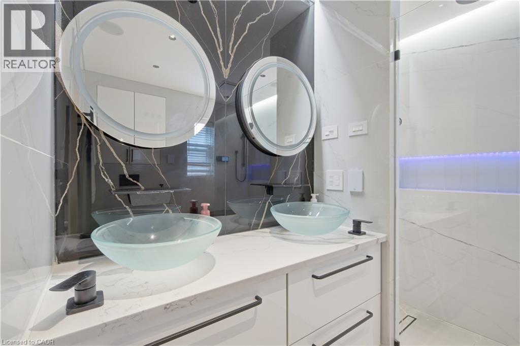 19 Grove Street, Hamilton, ON - Indoor Photo Showing Bathroom