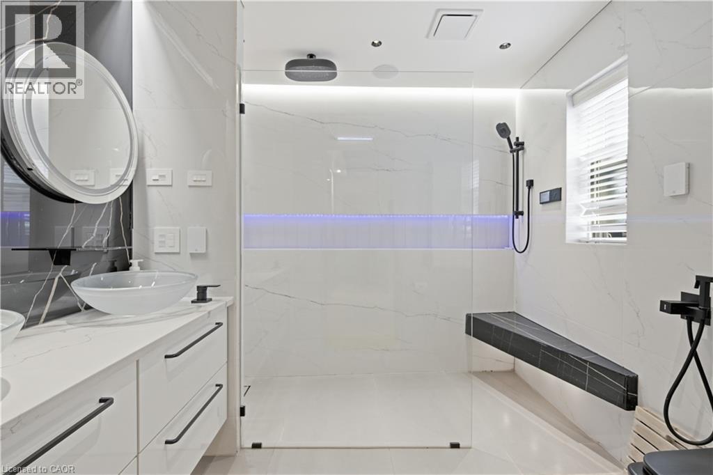 19 Grove Street, Hamilton, ON - Indoor Photo Showing Bathroom
