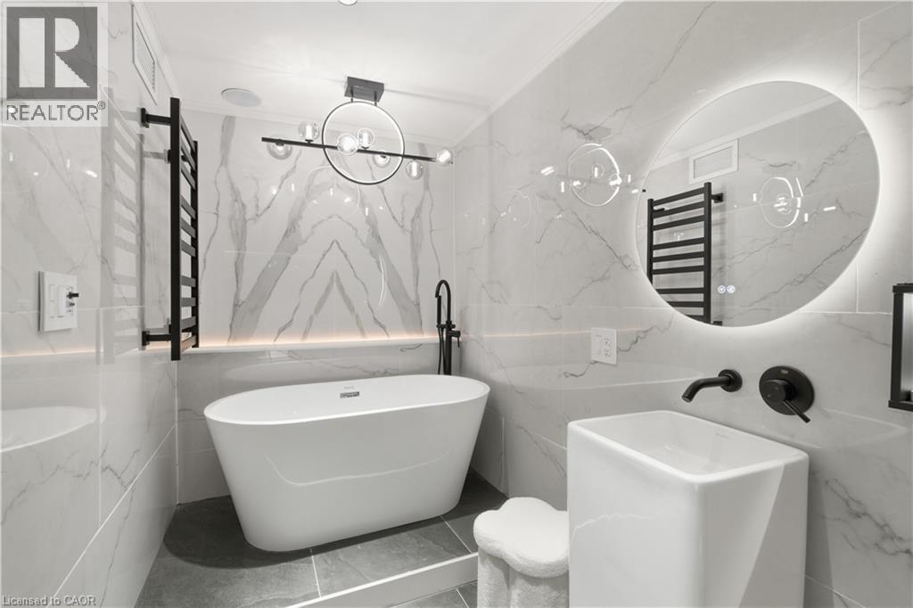 19 Grove Street, Hamilton, ON - Indoor Photo Showing Bathroom