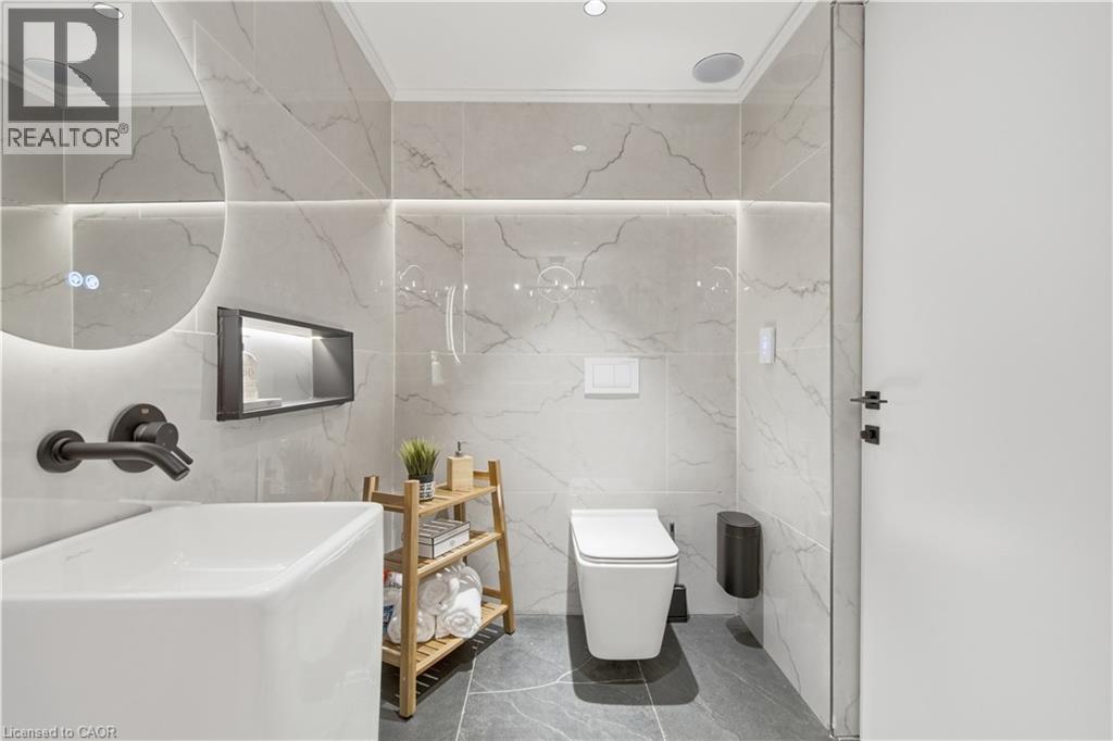 19 Grove Street, Hamilton, ON - Indoor Photo Showing Bathroom