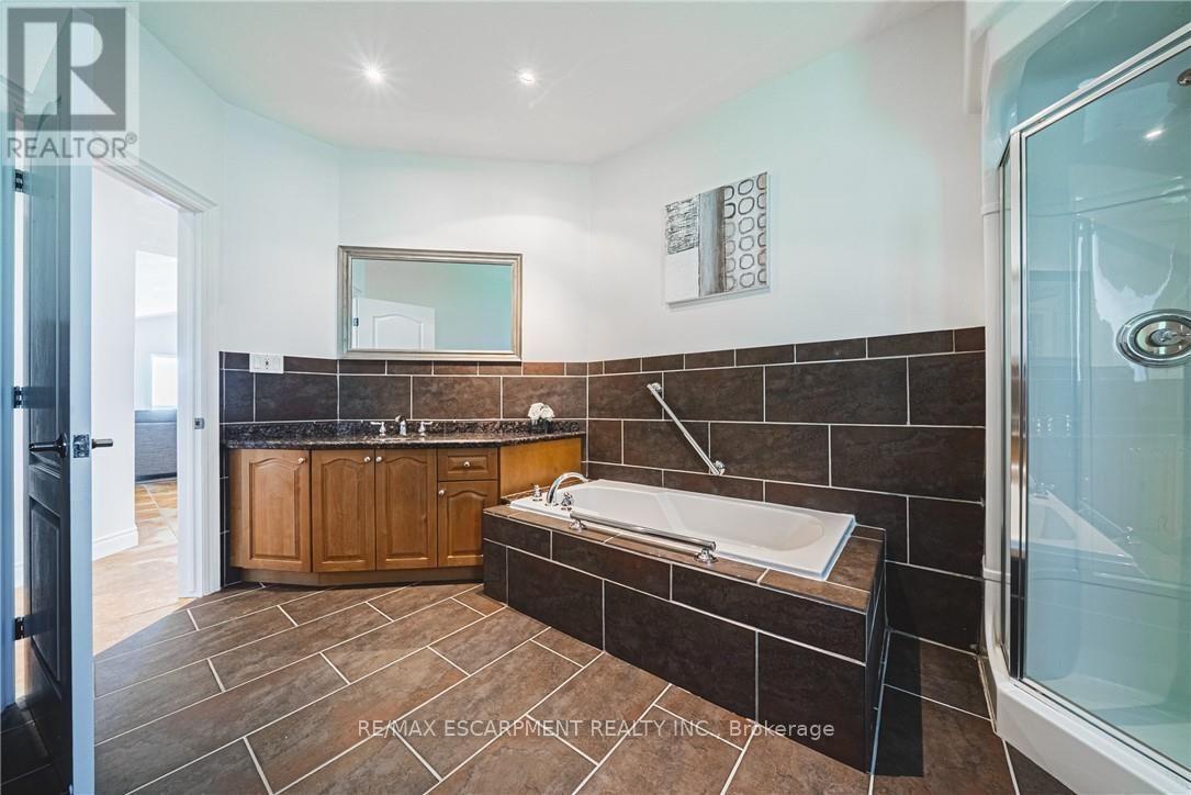 511 Glover Road, Hamilton, ON - Indoor Photo Showing Bathroom