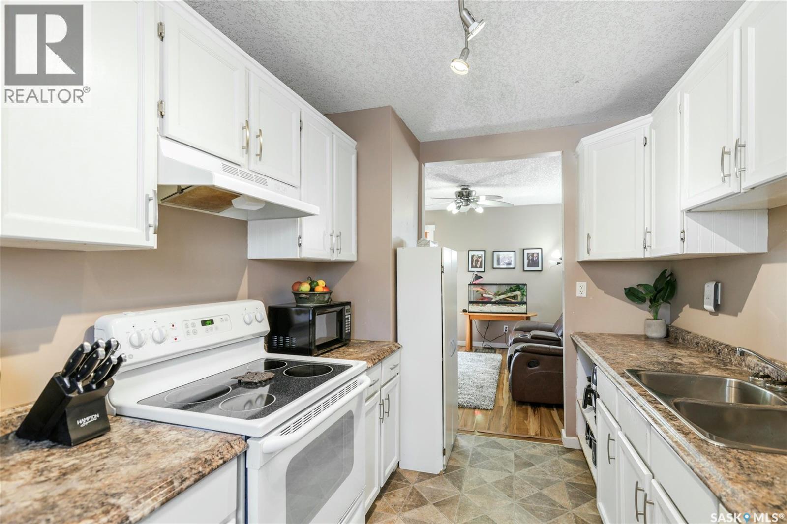 1438 Connaught Street, Regina, SK - Indoor Photo Showing Kitchen With Double Sink
