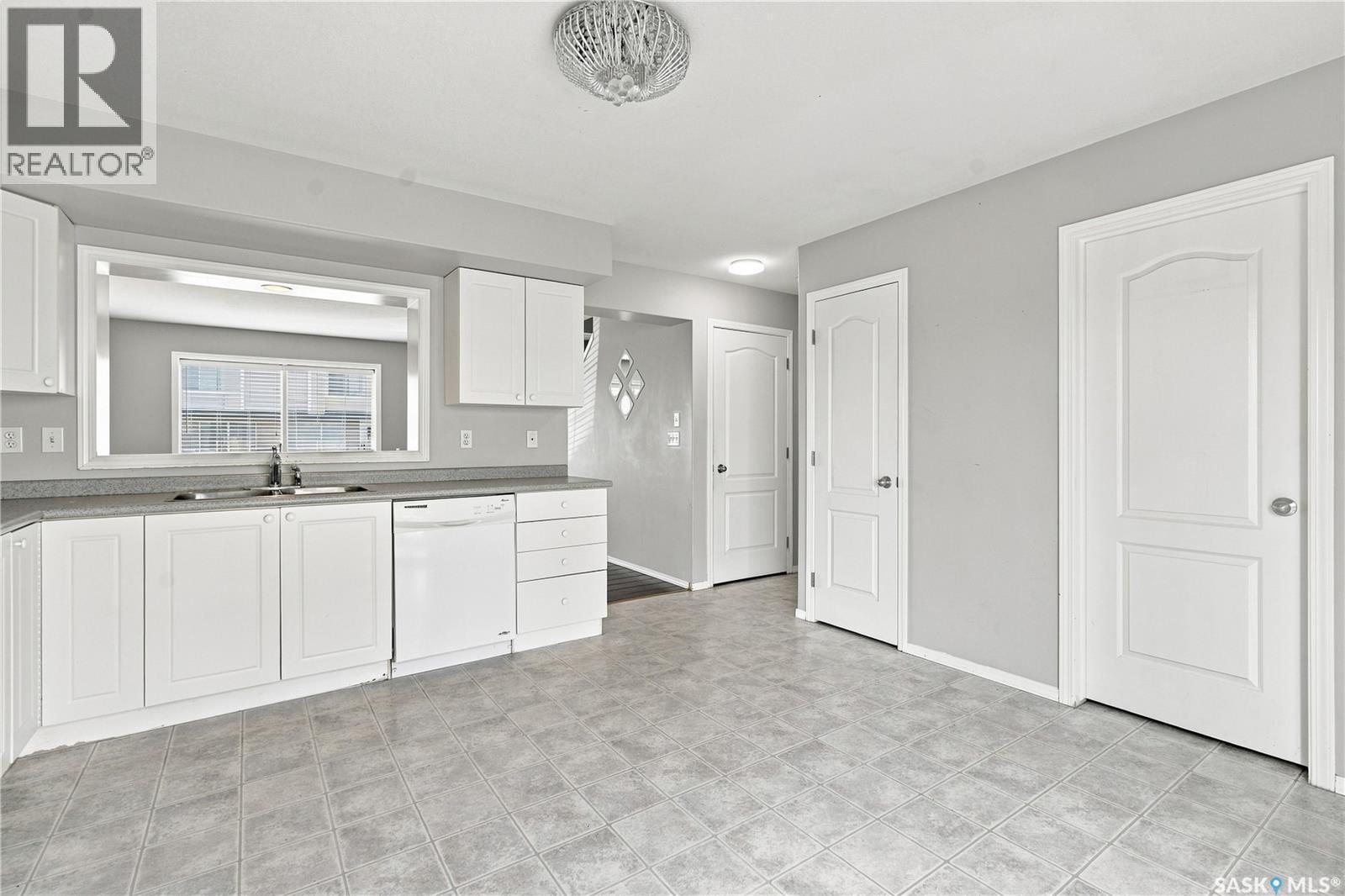 106 663 Beckett Crescent, Saskatoon, SK - Indoor Photo Showing Kitchen With Double Sink