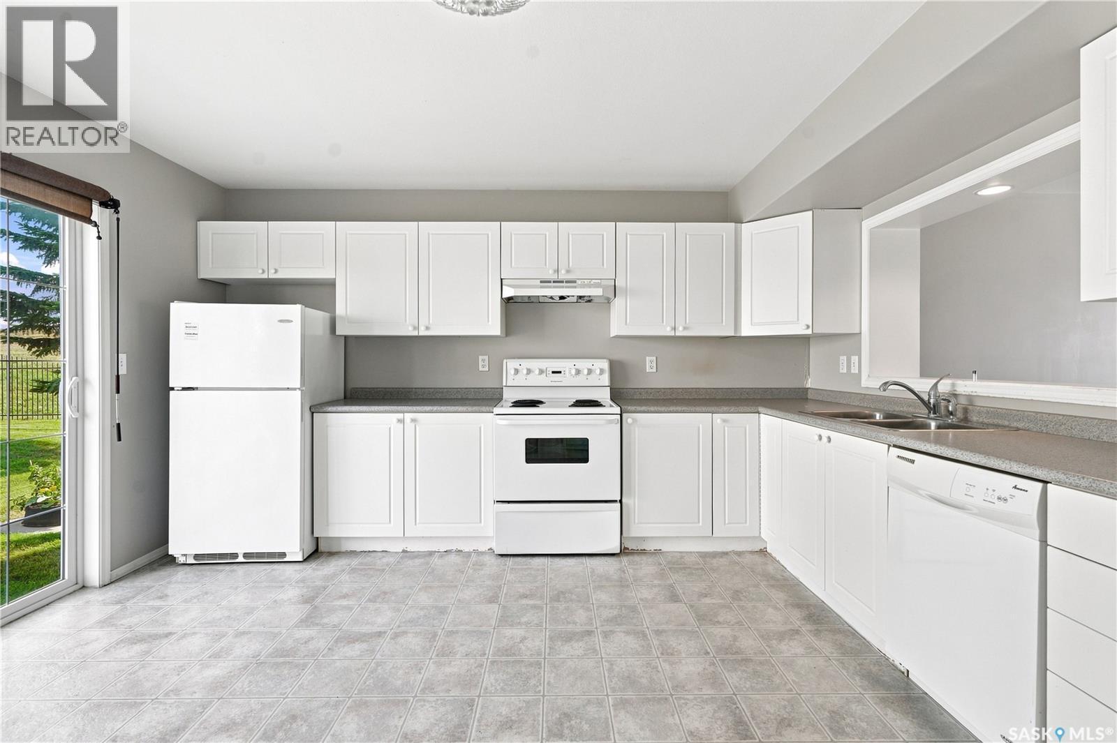 106 663 Beckett Crescent, Saskatoon, SK - Indoor Photo Showing Kitchen With Double Sink
