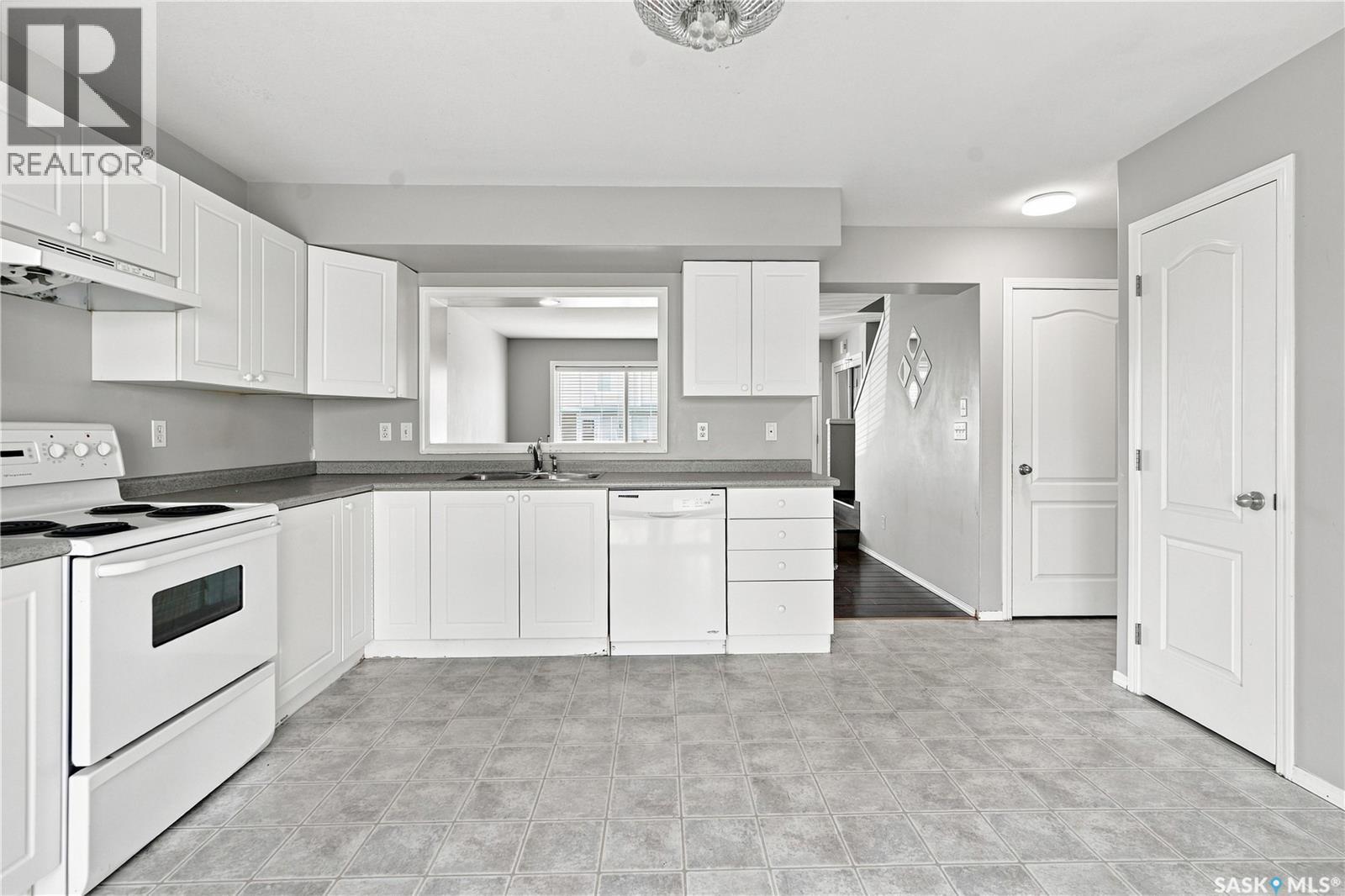 106 663 Beckett Crescent, Saskatoon, SK - Indoor Photo Showing Kitchen With Double Sink