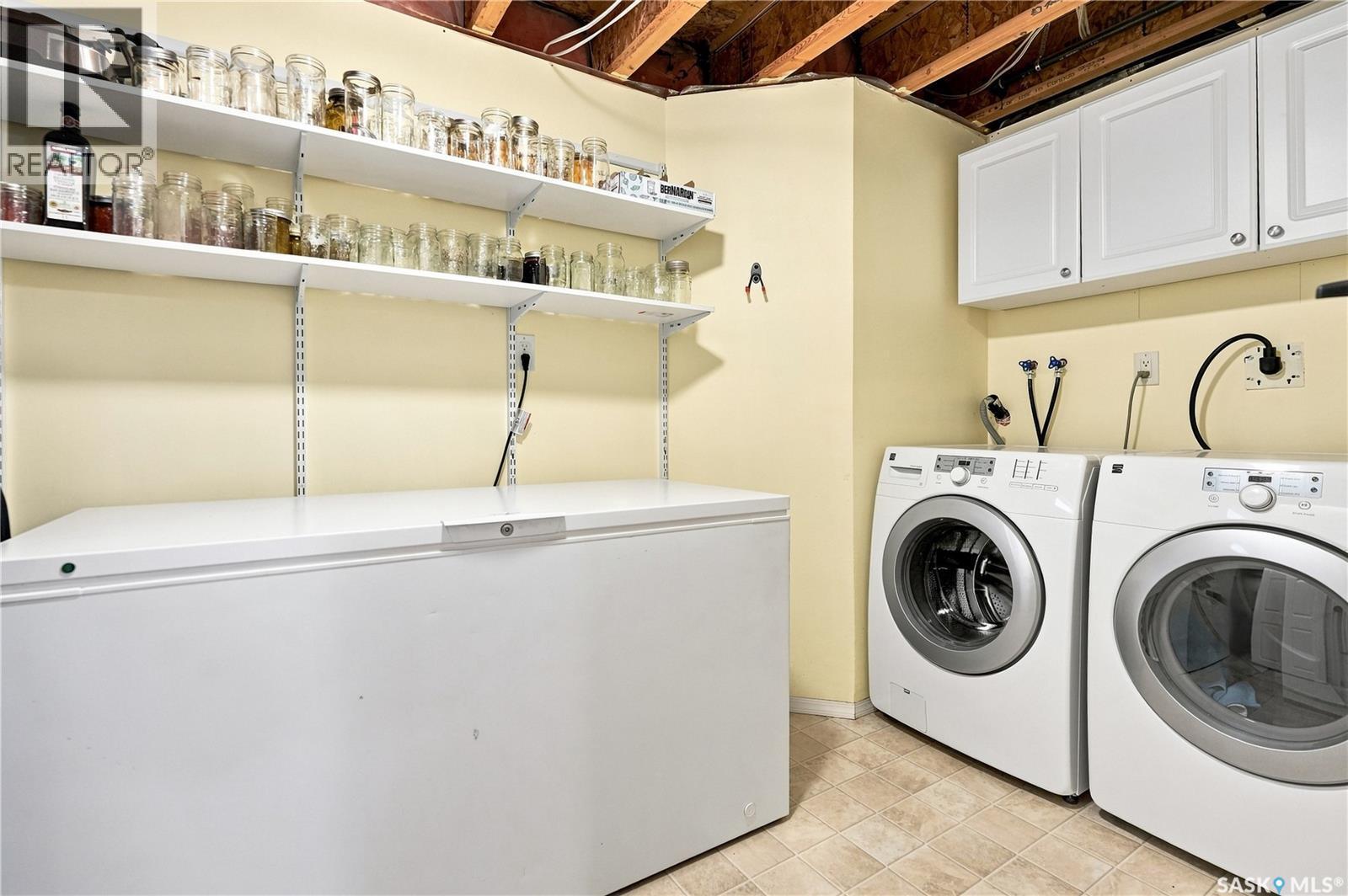 1030 Orchid Way N, Regina, SK - Indoor Photo Showing Laundry Room