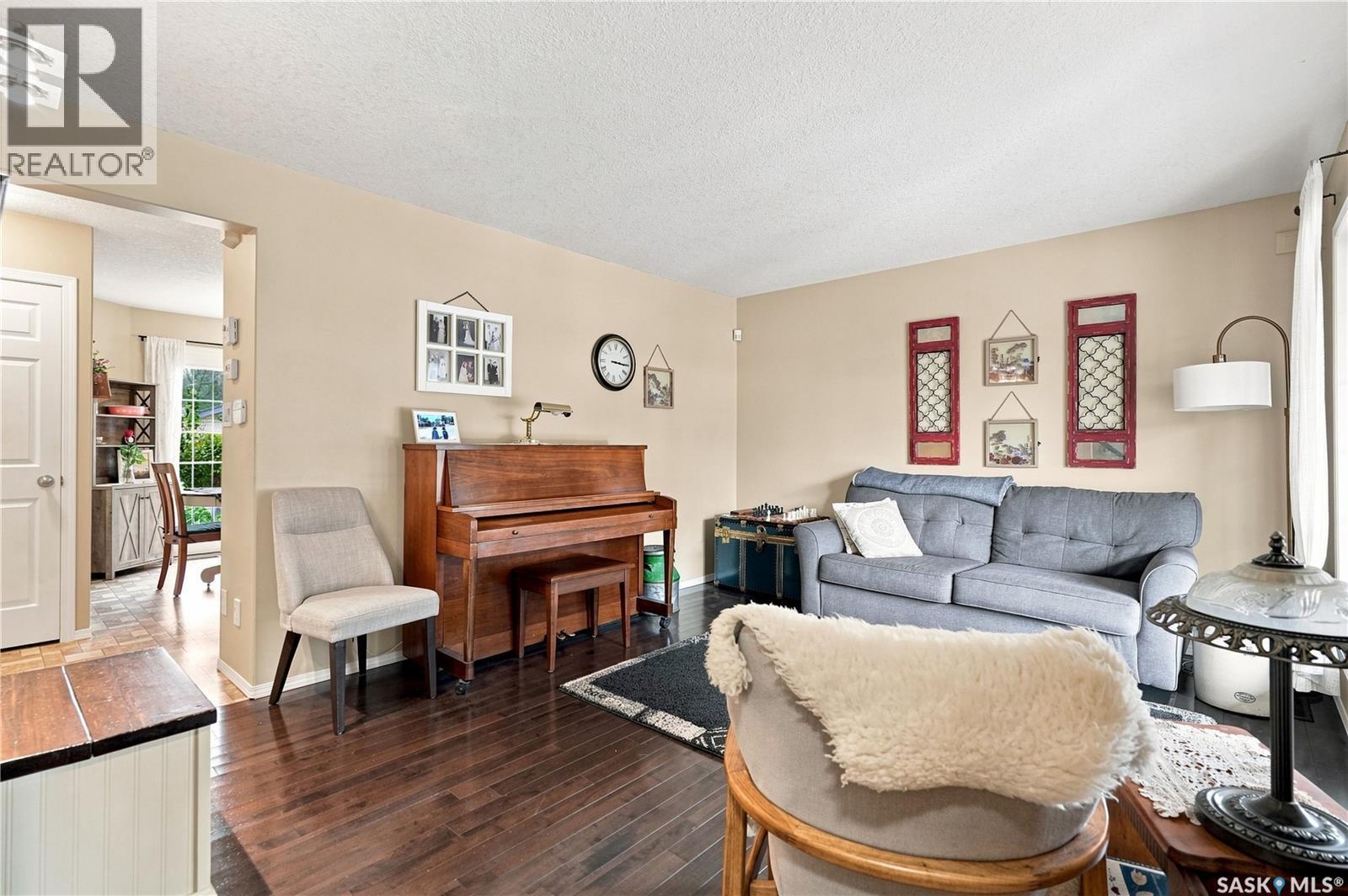 1030 Orchid Way N, Regina, SK - Indoor Photo Showing Living Room
