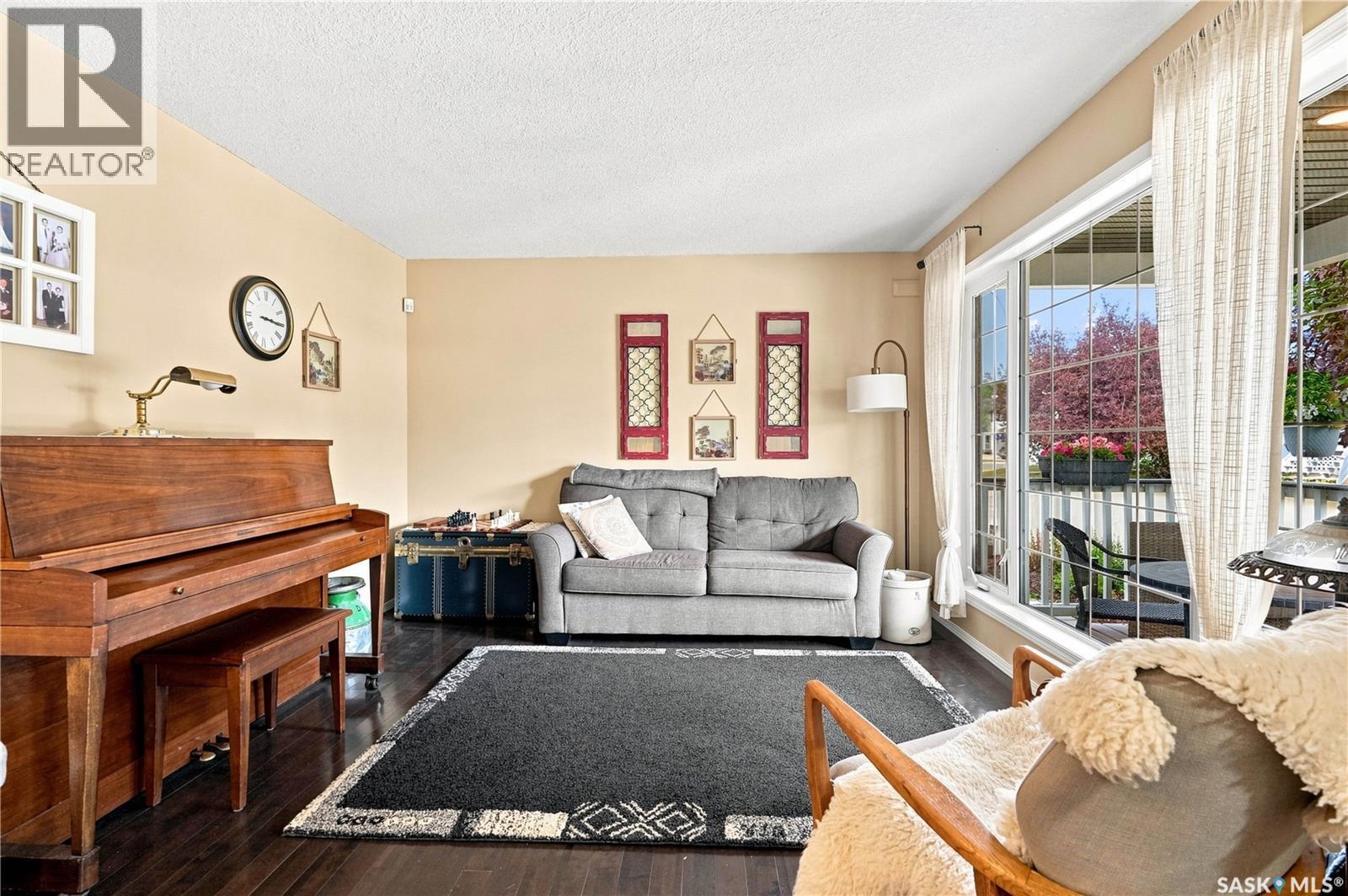 1030 Orchid Way N, Regina, SK - Indoor Photo Showing Living Room
