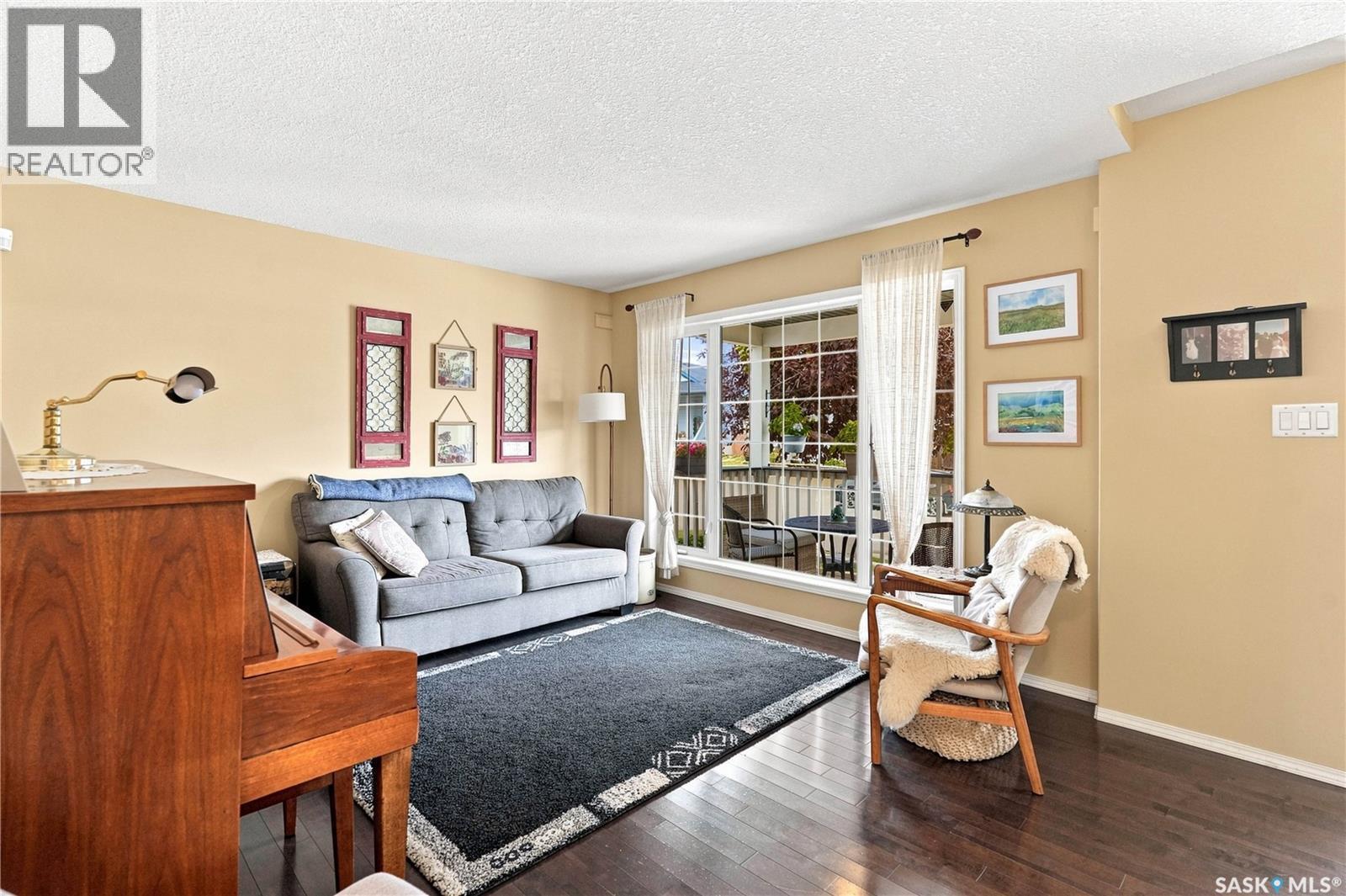 1030 Orchid Way N, Regina, SK - Indoor Photo Showing Living Room