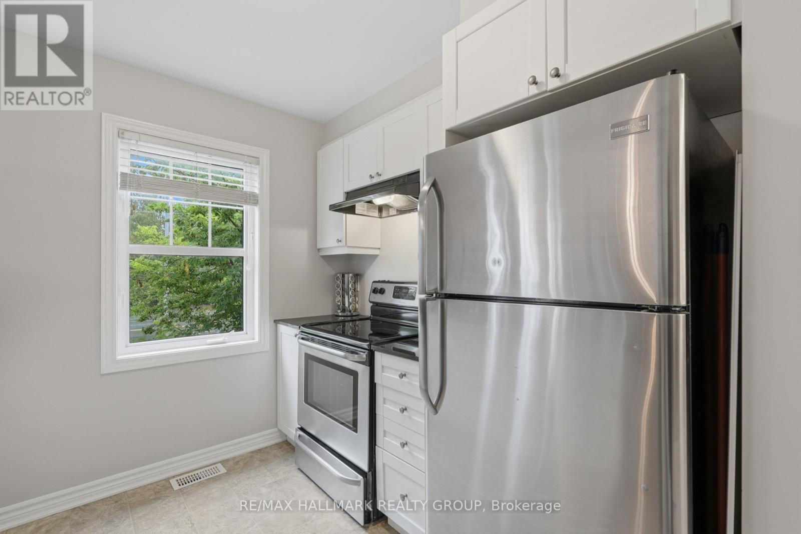 588 Foxlight Circle, Ottawa, ON - Indoor Photo Showing Kitchen With Stainless Steel Kitchen
