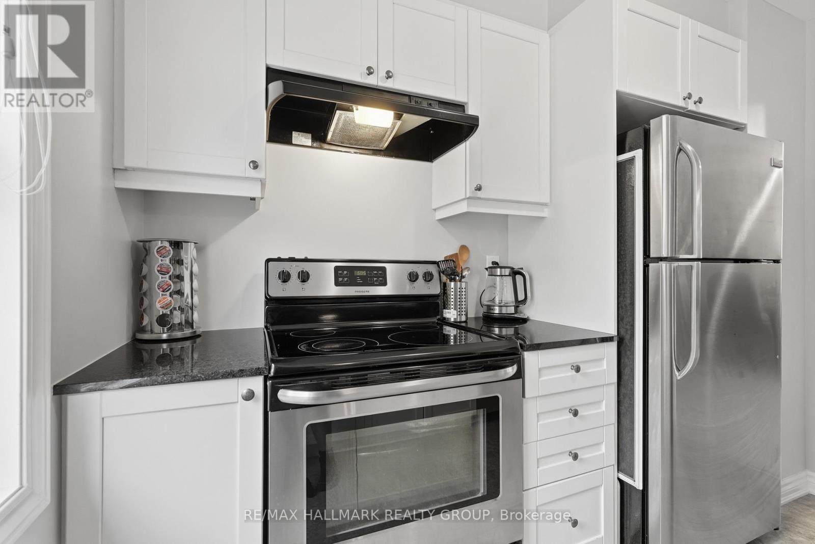 588 Foxlight Circle, Ottawa, ON - Indoor Photo Showing Kitchen With Stainless Steel Kitchen