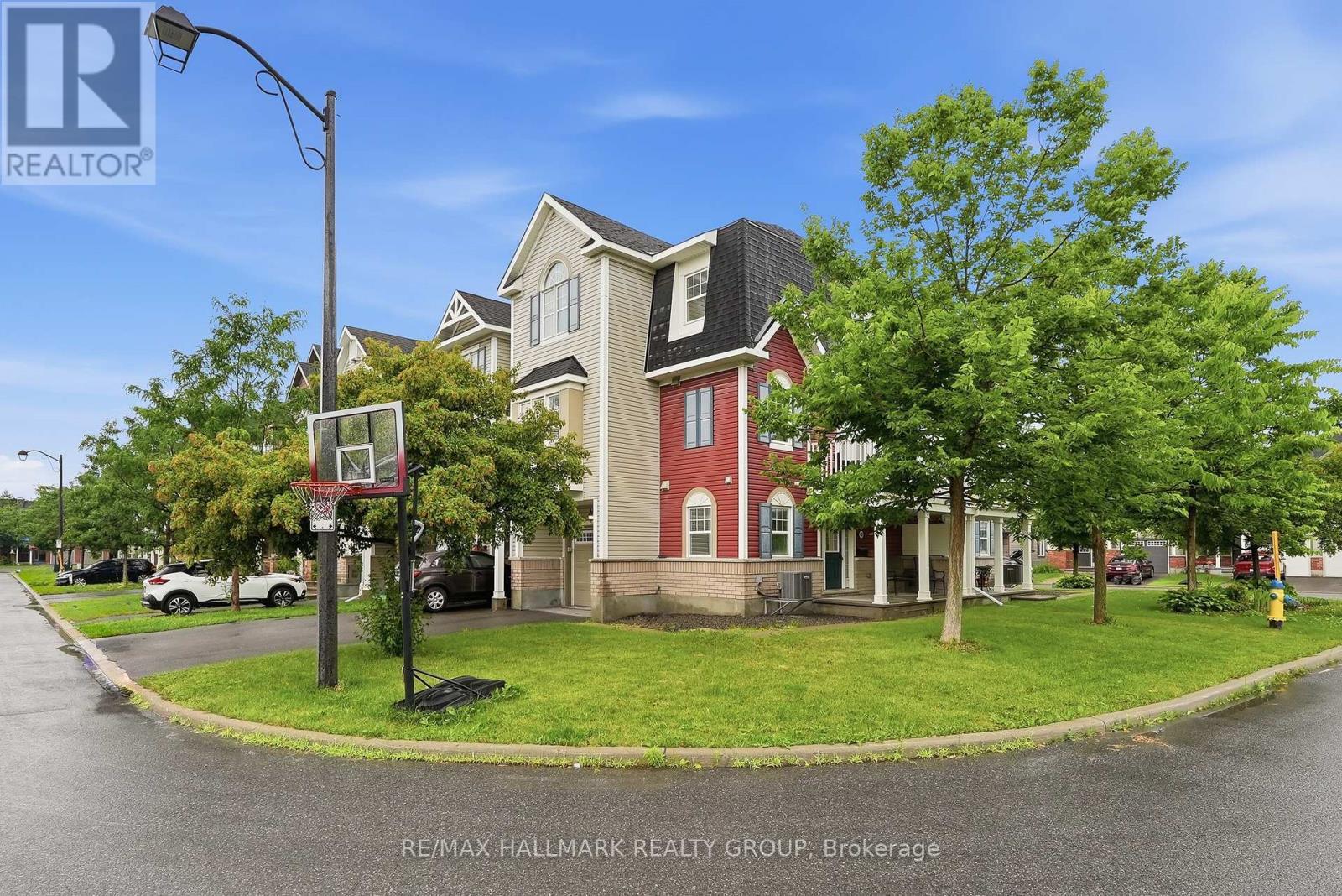 588 Foxlight Circle, Ottawa, ON - Outdoor With Facade