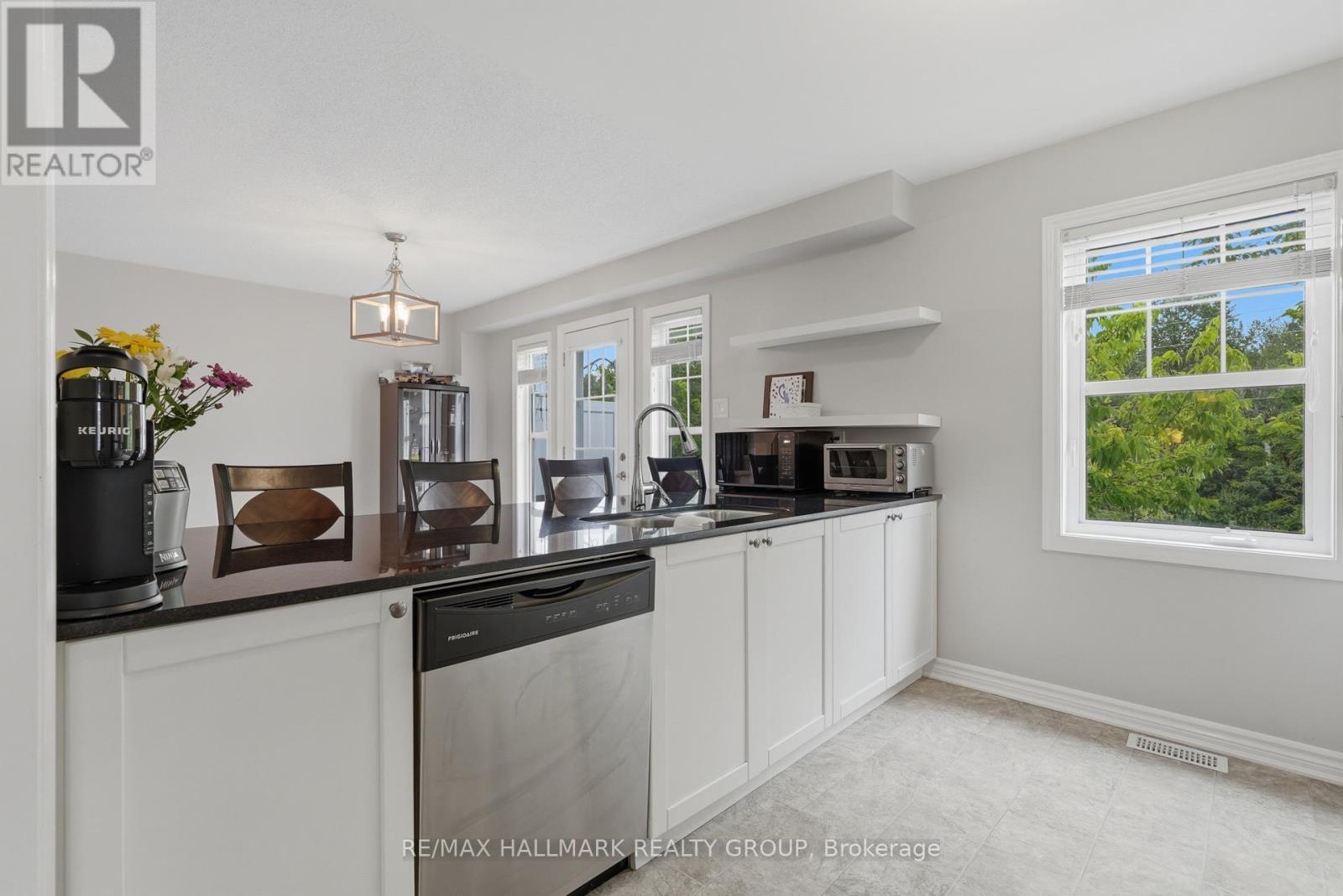 588 Foxlight Circle, Ottawa, ON - Indoor Photo Showing Kitchen