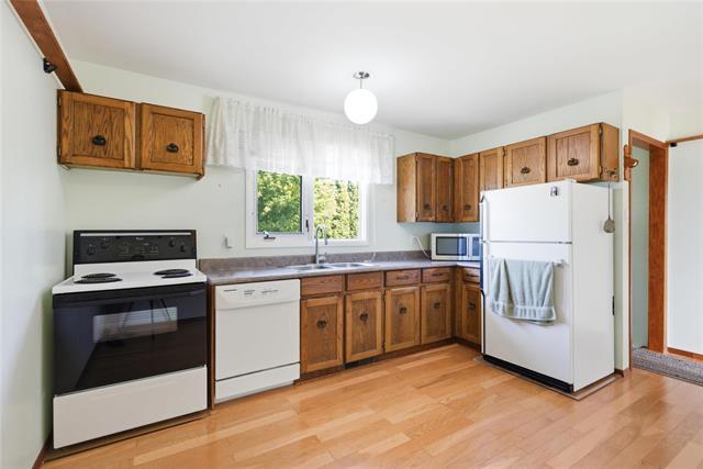 35 Brazil St, Winnipeg, MB - Indoor Photo Showing Kitchen With Double Sink