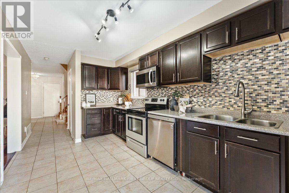 39 Keys Drive, Ajax, ON - Indoor Photo Showing Kitchen With Double Sink With Upgraded Kitchen