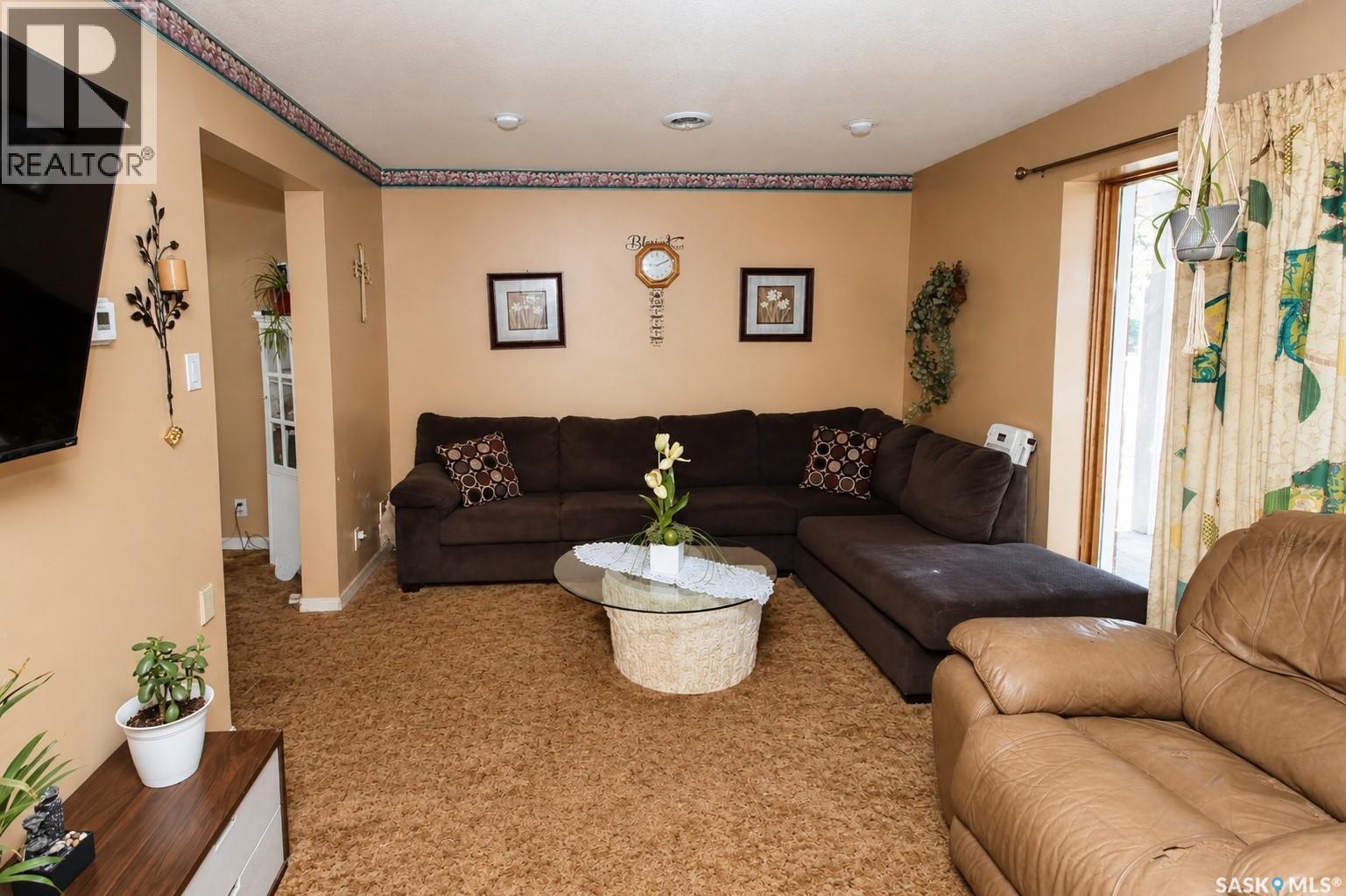 506 Garrish Place, Estevan, SK - Indoor Photo Showing Living Room