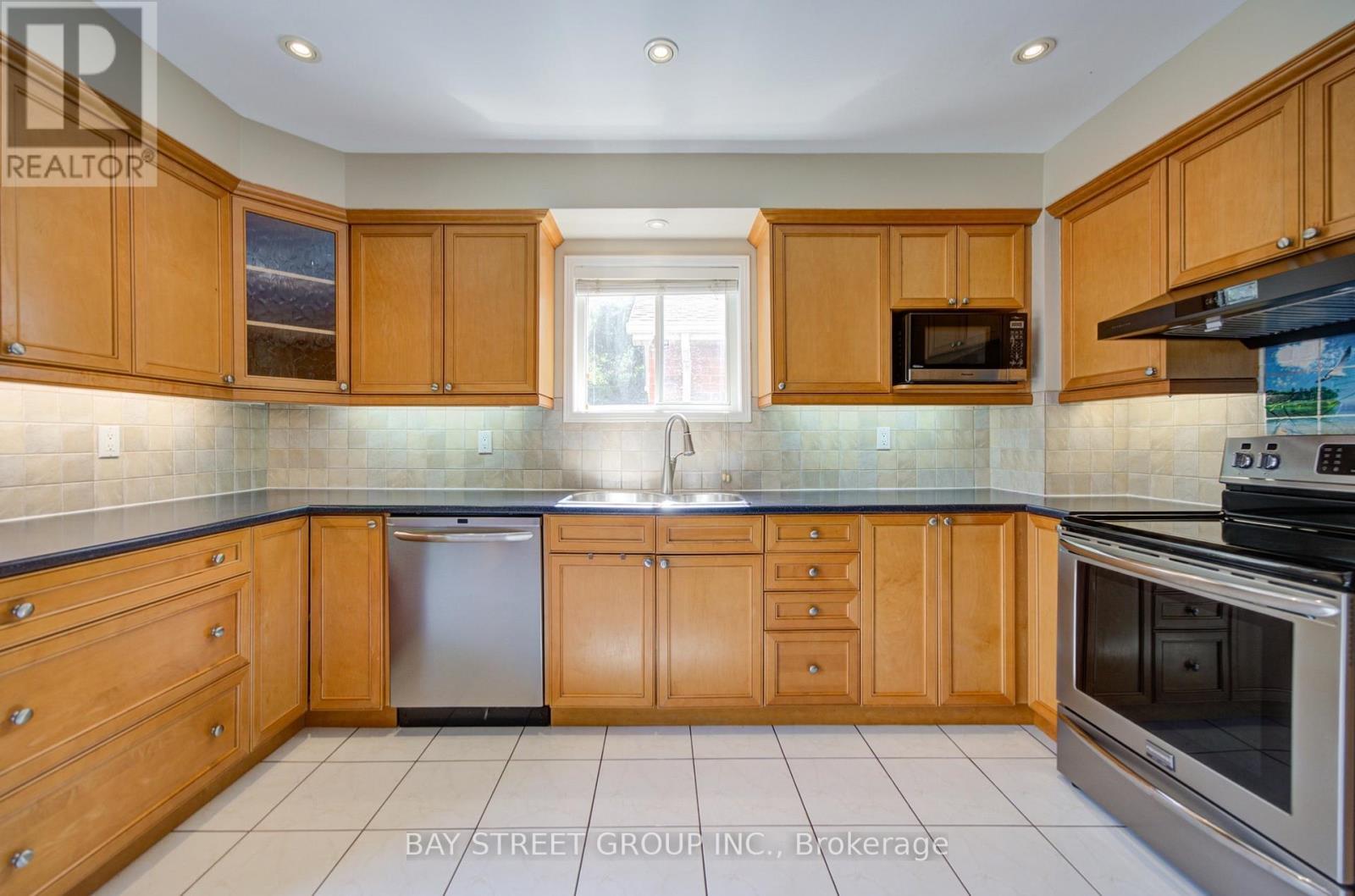 5922 Dalebrook Crescent, Mississauga, ON - Indoor Photo Showing Kitchen