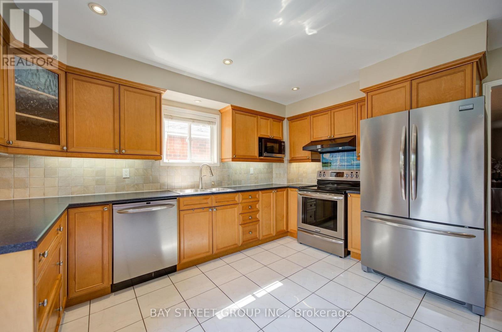 5922 Dalebrook Crescent, Mississauga, ON - Indoor Photo Showing Kitchen