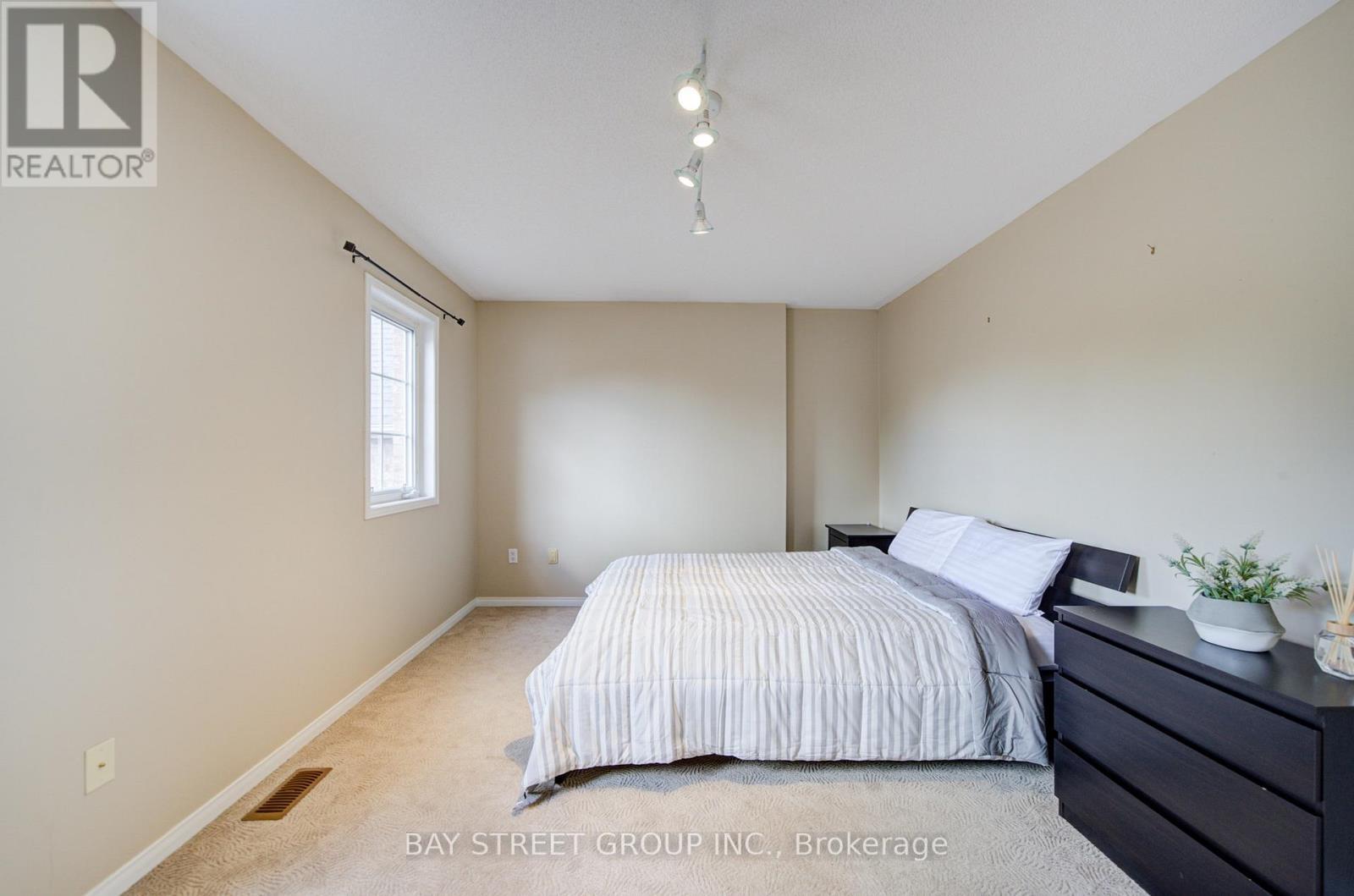 5922 Dalebrook Crescent, Mississauga, ON - Indoor Photo Showing Bedroom
