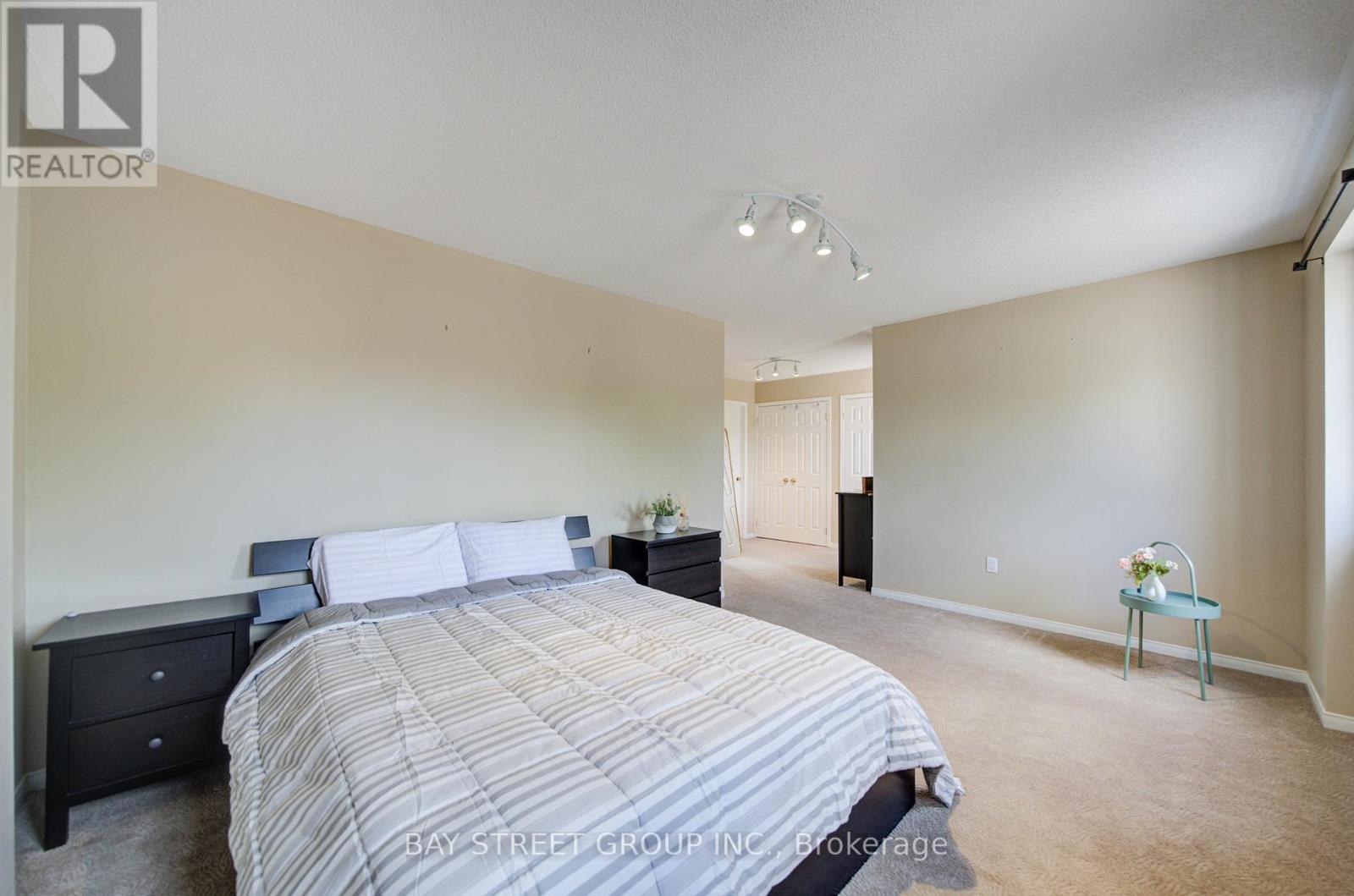 5922 Dalebrook Crescent, Mississauga, ON - Indoor Photo Showing Bedroom