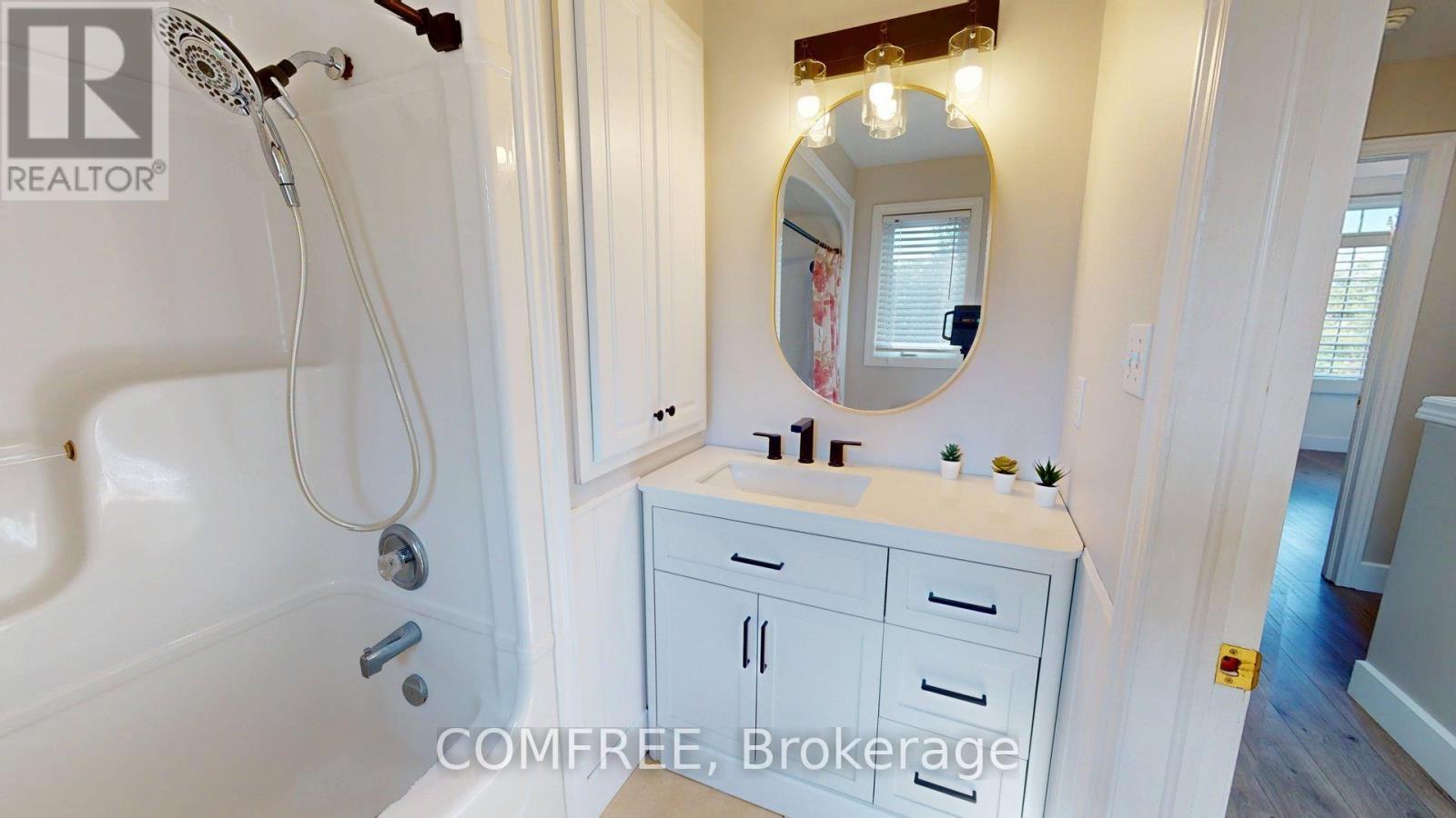 723 Munich Circle, Waterloo, ON - Indoor Photo Showing Bathroom