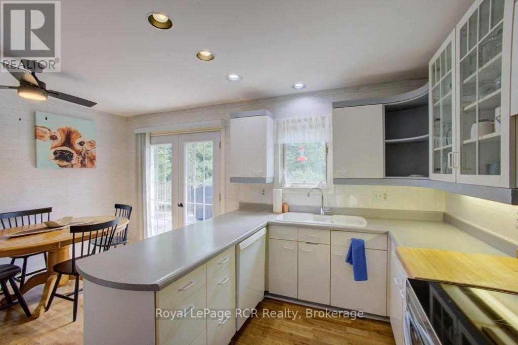 7287 Wellington Rd 109, Mapleton, ON - Indoor Photo Showing Kitchen