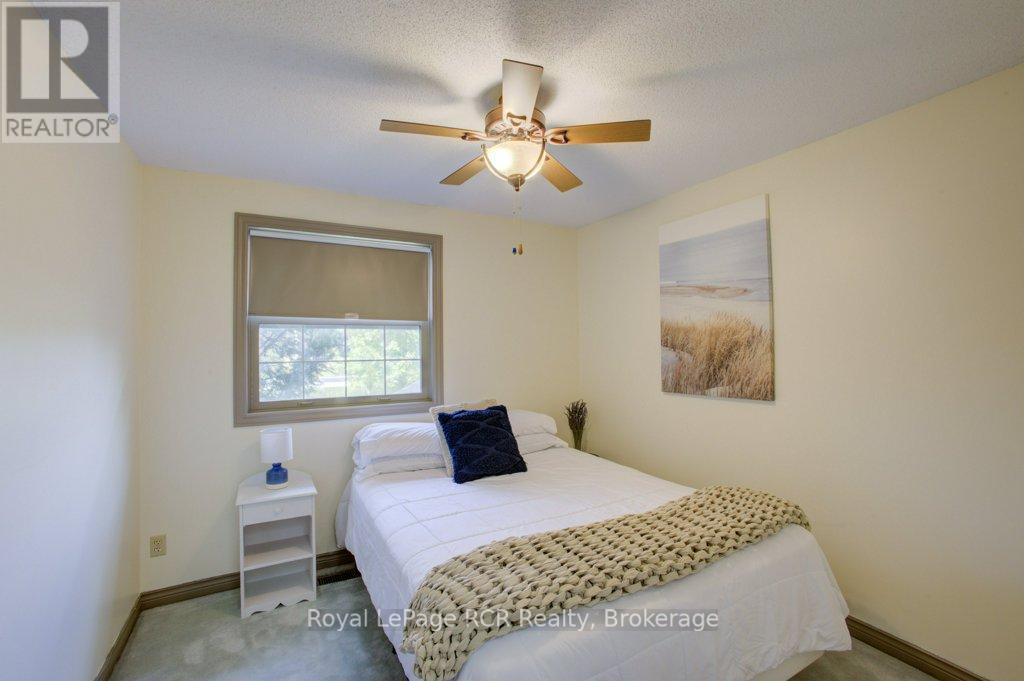 7287 Wellington Rd 109, Mapleton, ON - Indoor Photo Showing Bedroom
