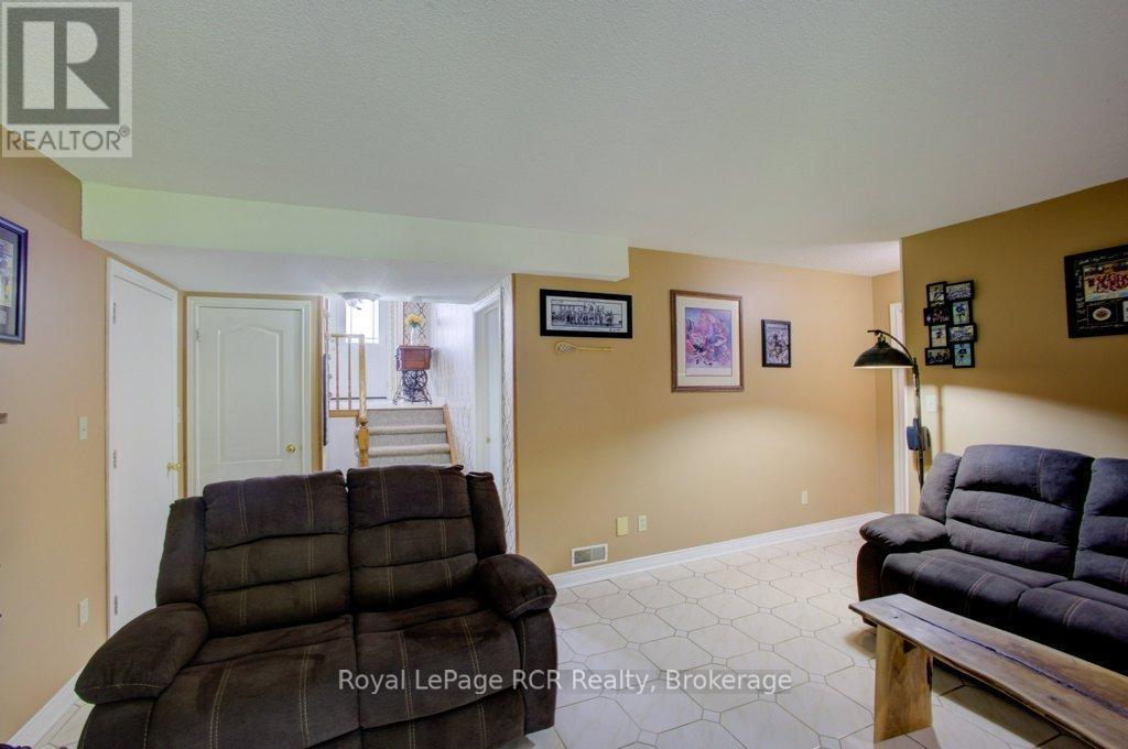 7287 Wellington Rd 109, Mapleton, ON - Indoor Photo Showing Other Room
