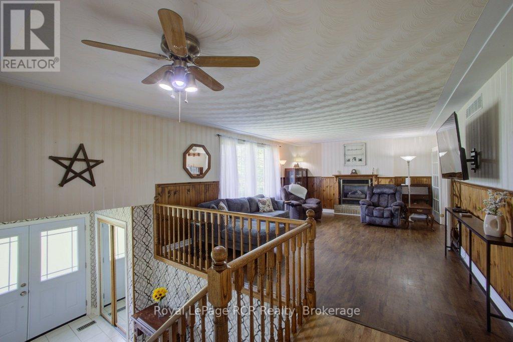 7287 Wellington Rd 109, Mapleton, ON - Indoor Photo Showing Other Room