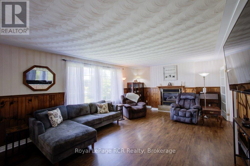7287 Wellington Rd 109, Mapleton, ON - Indoor Photo Showing Living Room