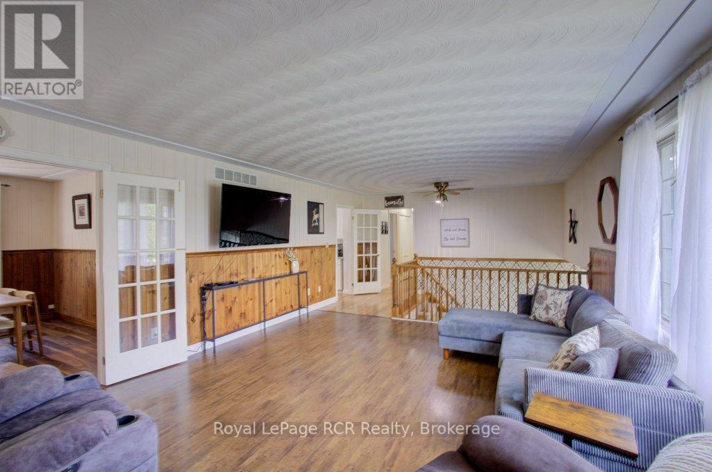 7287 Wellington Rd 109, Mapleton, ON - Indoor Photo Showing Living Room