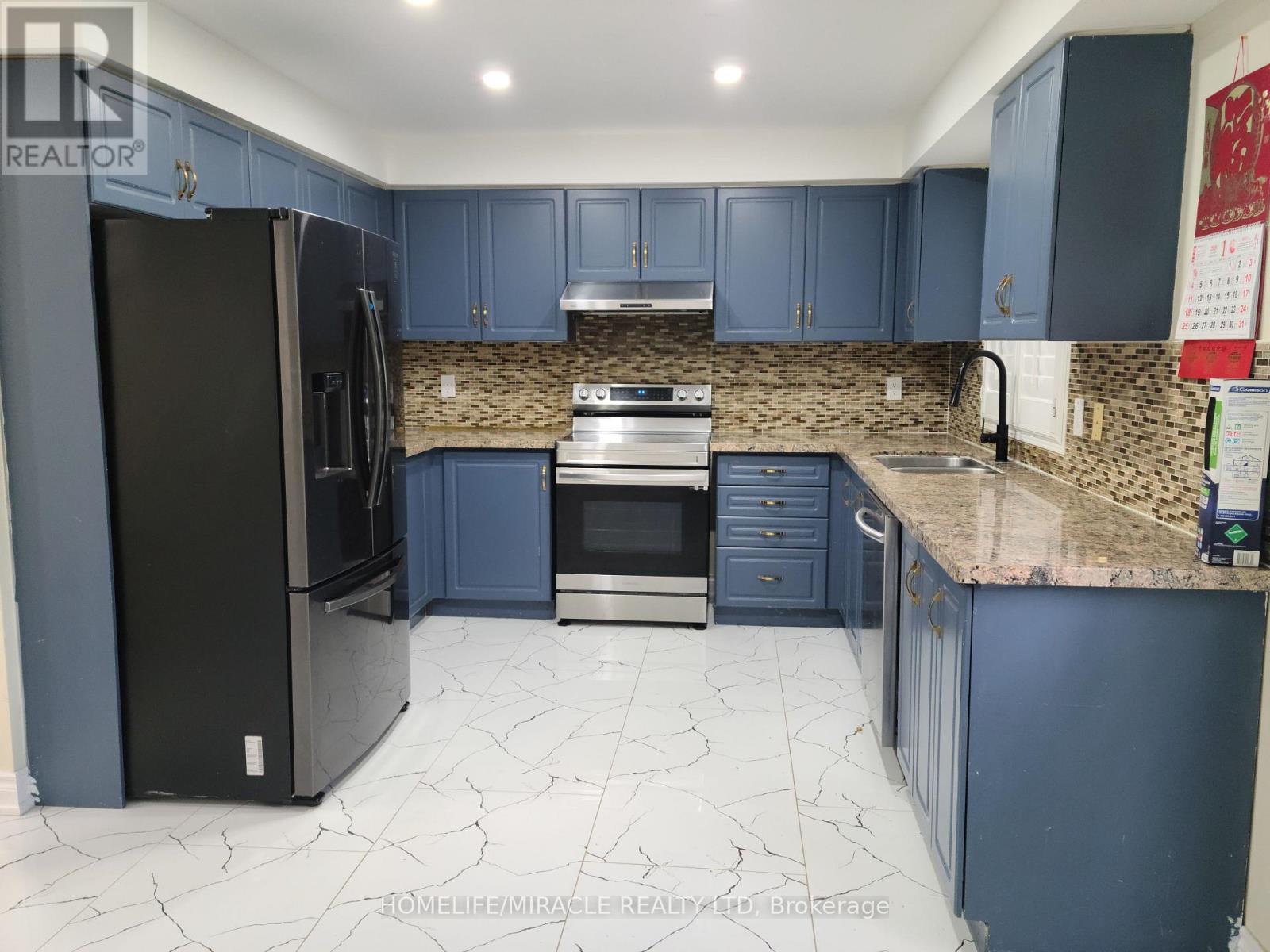7 Thunderbird Trail, Brampton, ON - Indoor Photo Showing Kitchen With Upgraded Kitchen