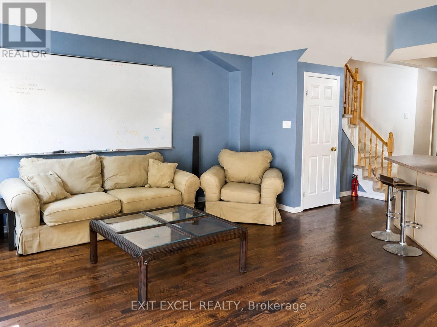 17 Heartleaf Private, Ottawa, ON - Indoor Photo Showing Living Room