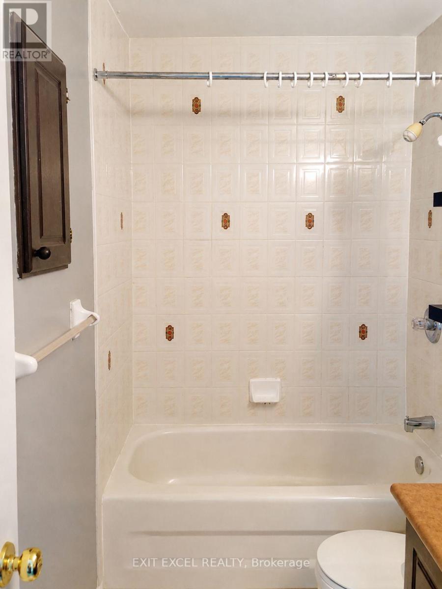 17 Heartleaf Private, Ottawa, ON - Indoor Photo Showing Bathroom
