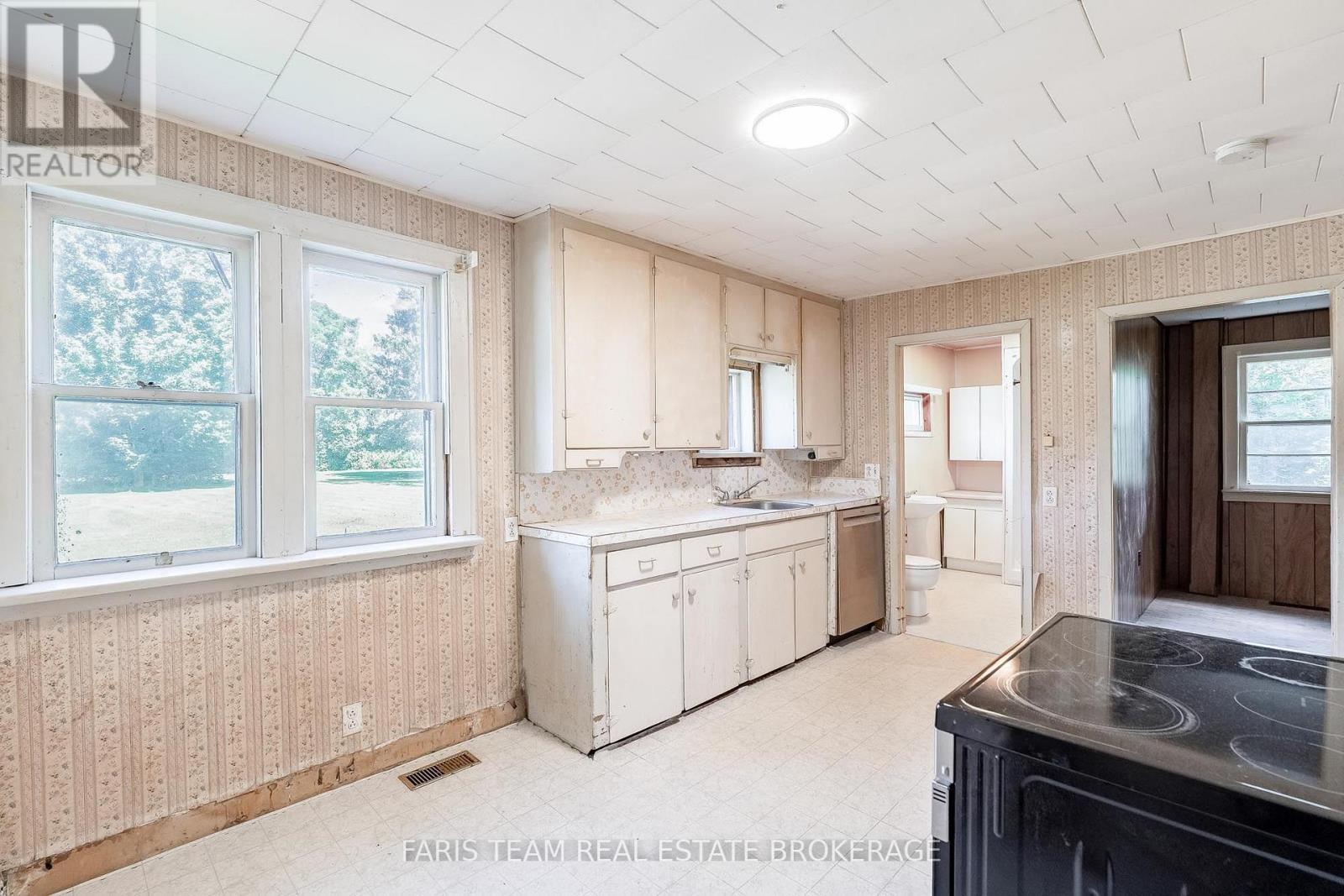 29 Marsh Lane, Tiny, ON - Indoor Photo Showing Kitchen