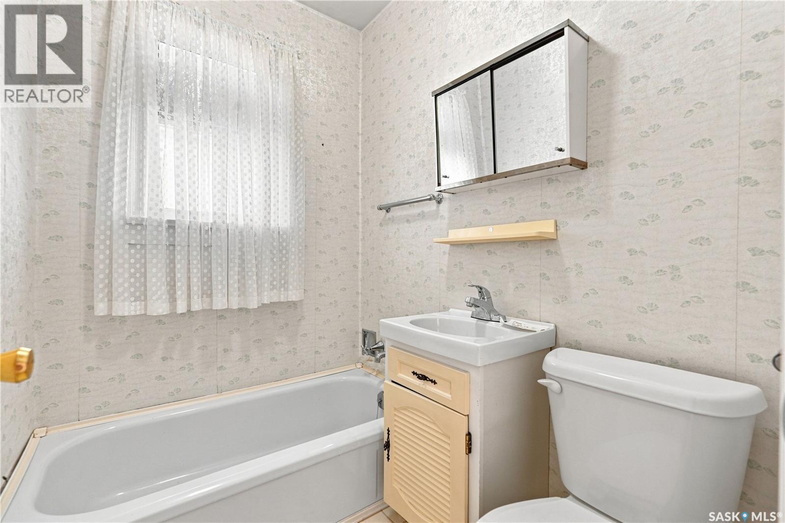 1506 Edward Avenue, Saskatoon, SK - Indoor Photo Showing Bathroom