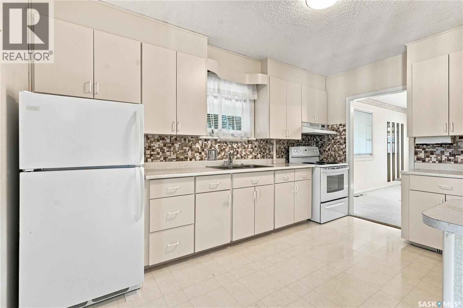 1506 Edward Avenue, Saskatoon, SK - Indoor Photo Showing Kitchen