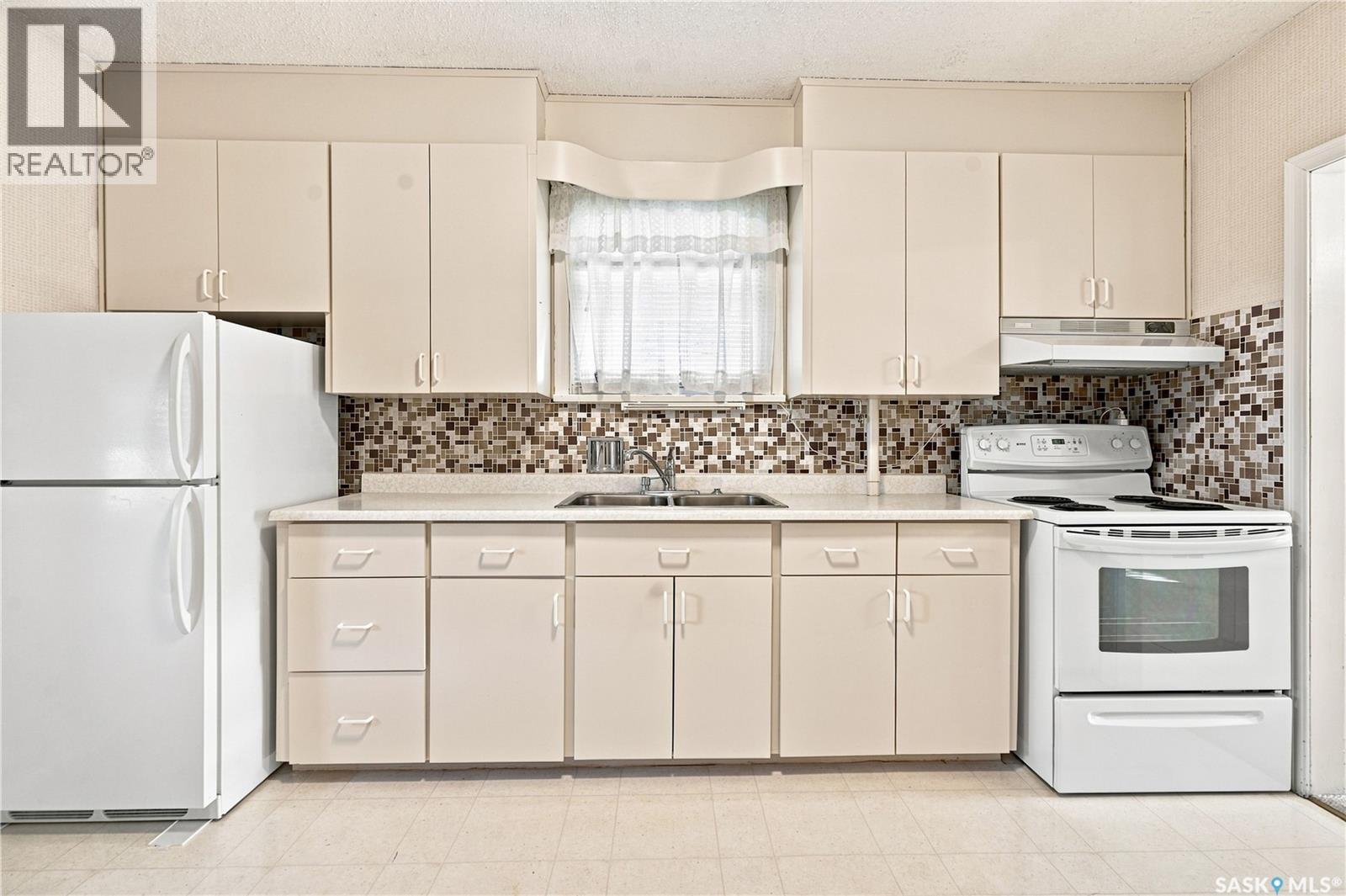 1506 Edward Avenue, Saskatoon, SK - Indoor Photo Showing Kitchen With Double Sink