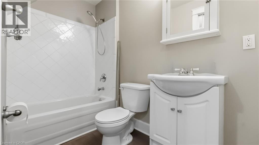 180 West Avenue, Hamilton, ON - Indoor Photo Showing Bathroom
