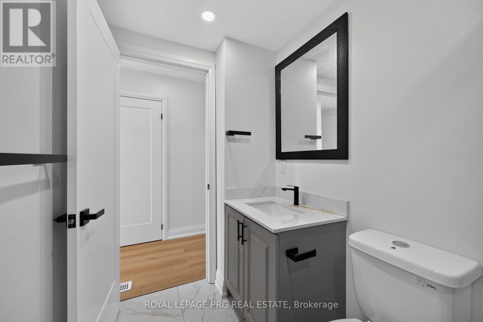 29 Mckinstry Street, Hamilton, ON - Indoor Photo Showing Bathroom