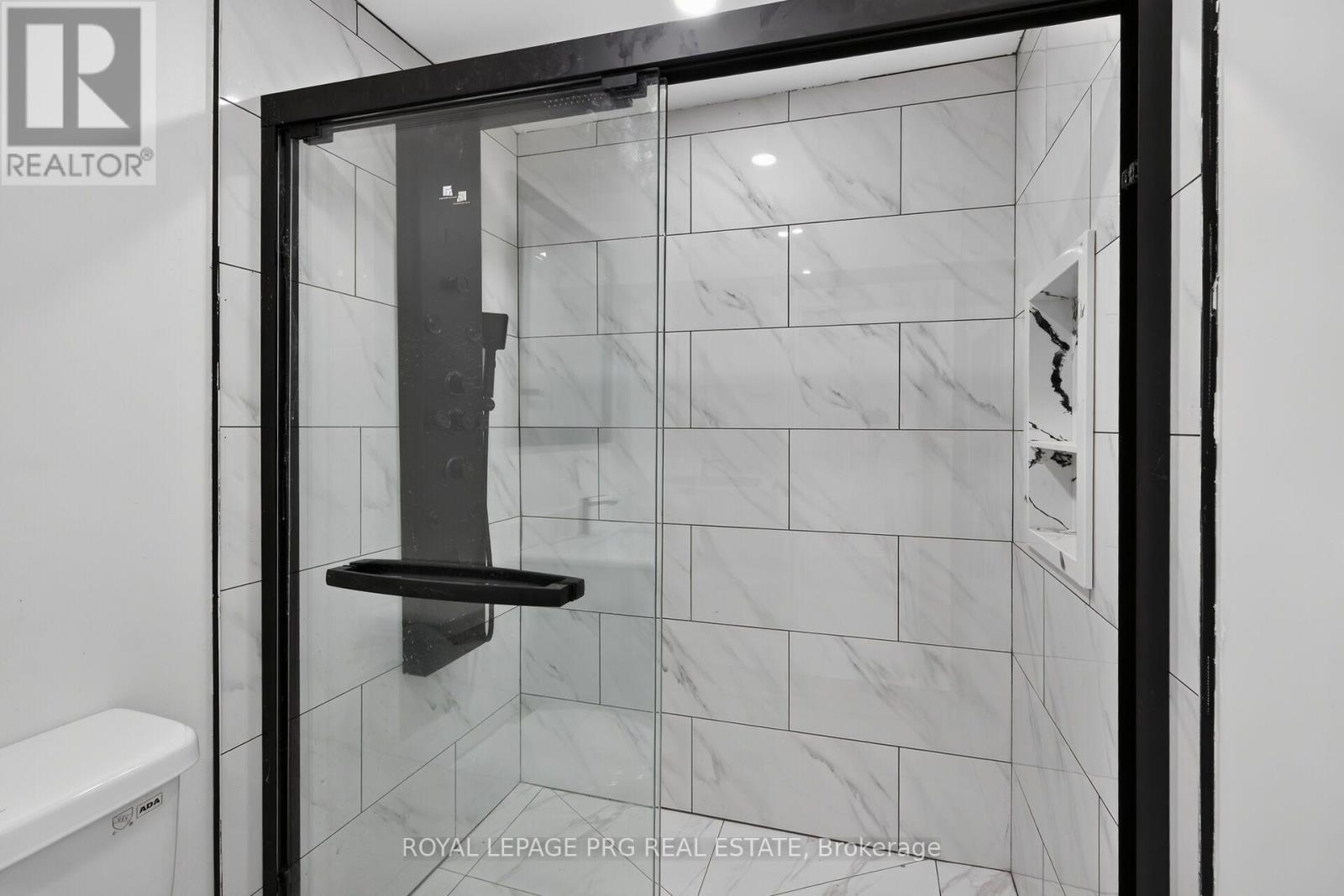 29 Mckinstry Street, Hamilton, ON - Indoor Photo Showing Bathroom