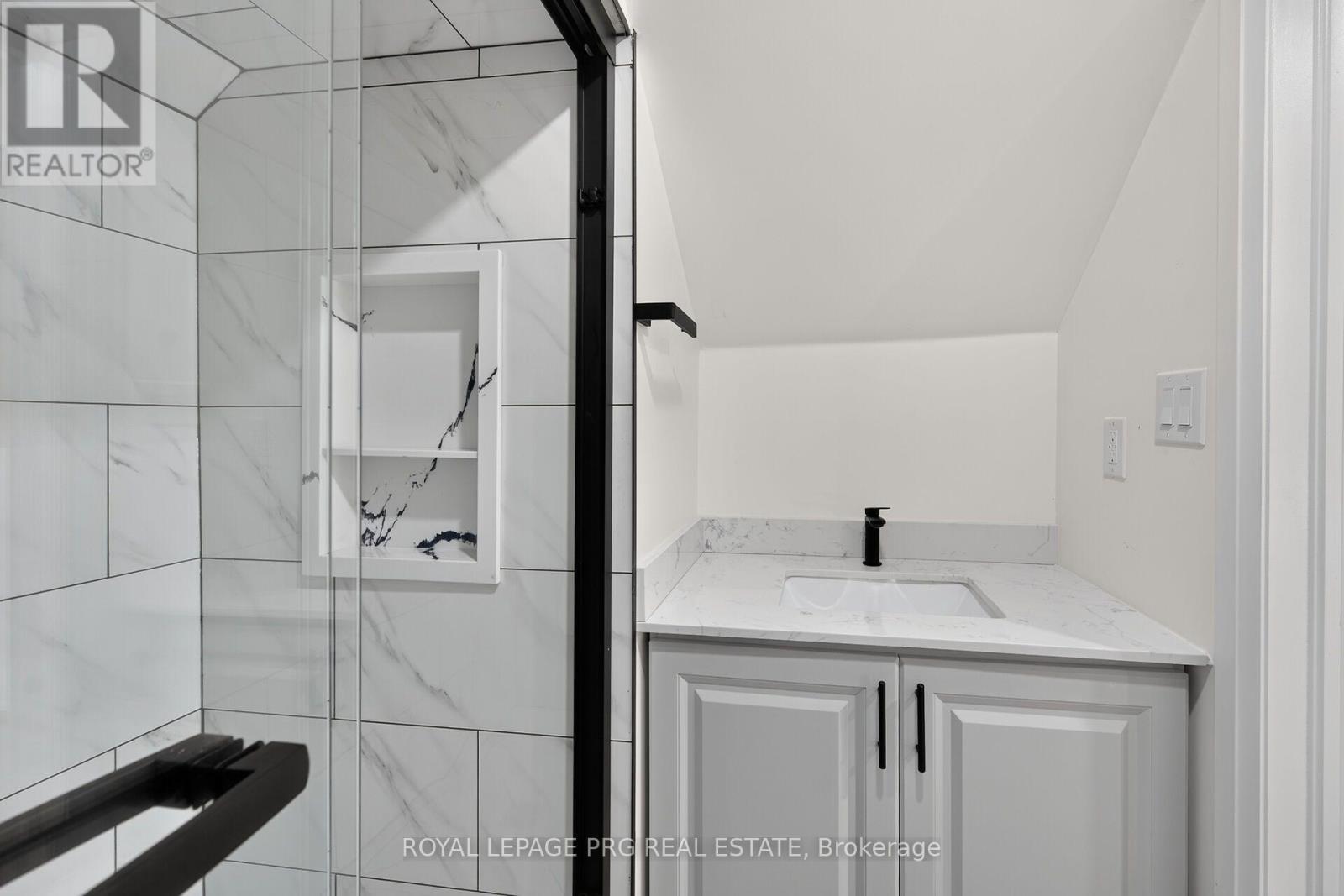 29 Mckinstry Street, Hamilton, ON - Indoor Photo Showing Bathroom