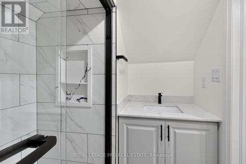 29 Mckinstry Street, Hamilton, ON - Indoor Photo Showing Bathroom