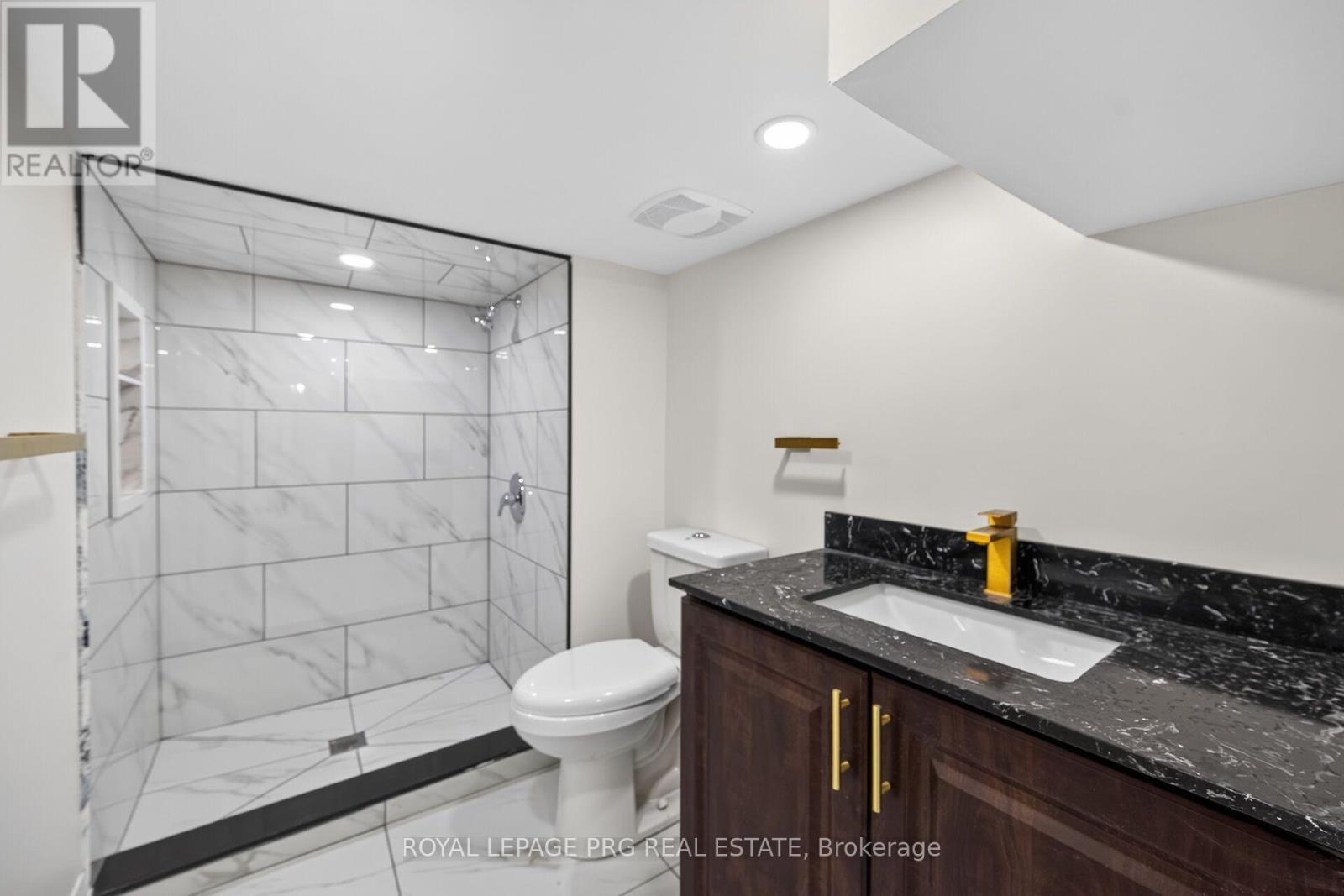 29 Mckinstry Street, Hamilton, ON - Indoor Photo Showing Bathroom