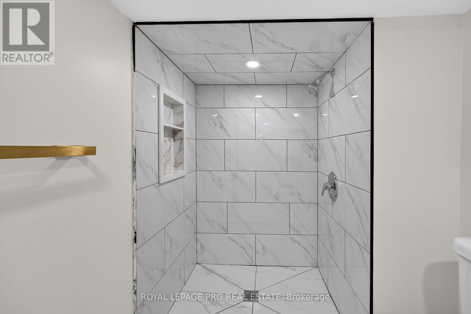 29 Mckinstry Street, Hamilton, ON - Indoor Photo Showing Bathroom