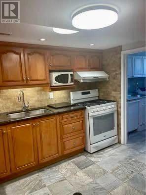 3589 Birchmeadow Crescent, Mississauga, ON - Indoor Photo Showing Kitchen