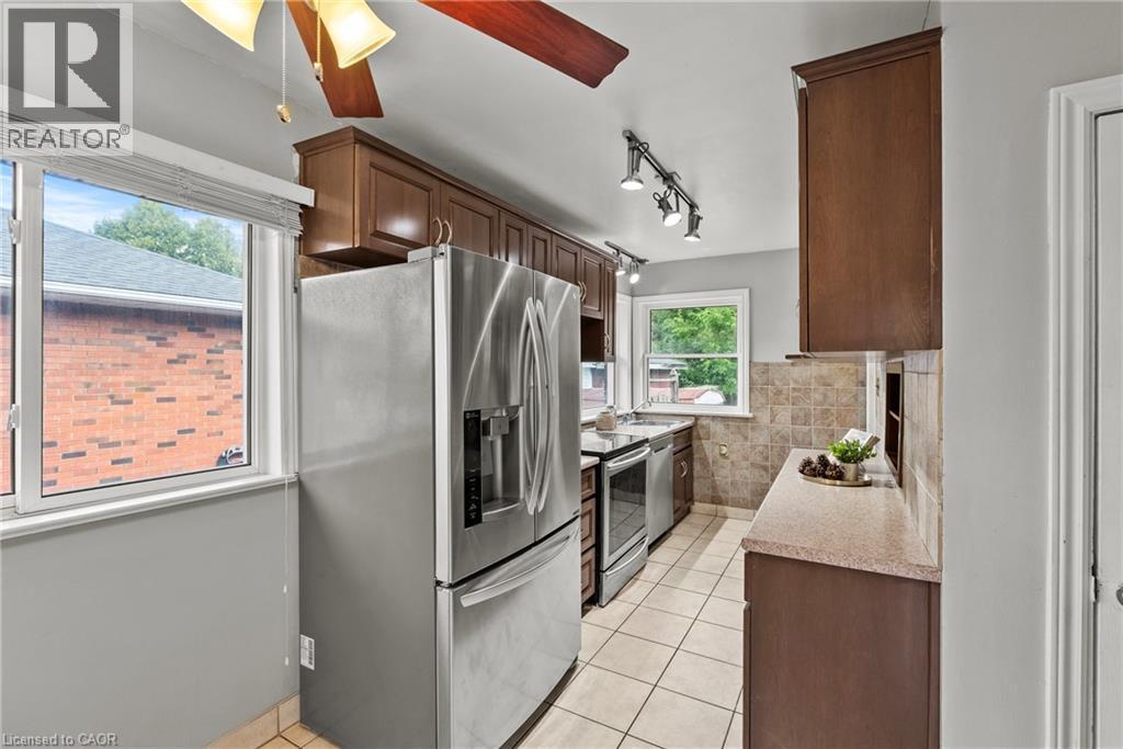 143 West 25Th Street, Hamilton, ON - Indoor Photo Showing Kitchen