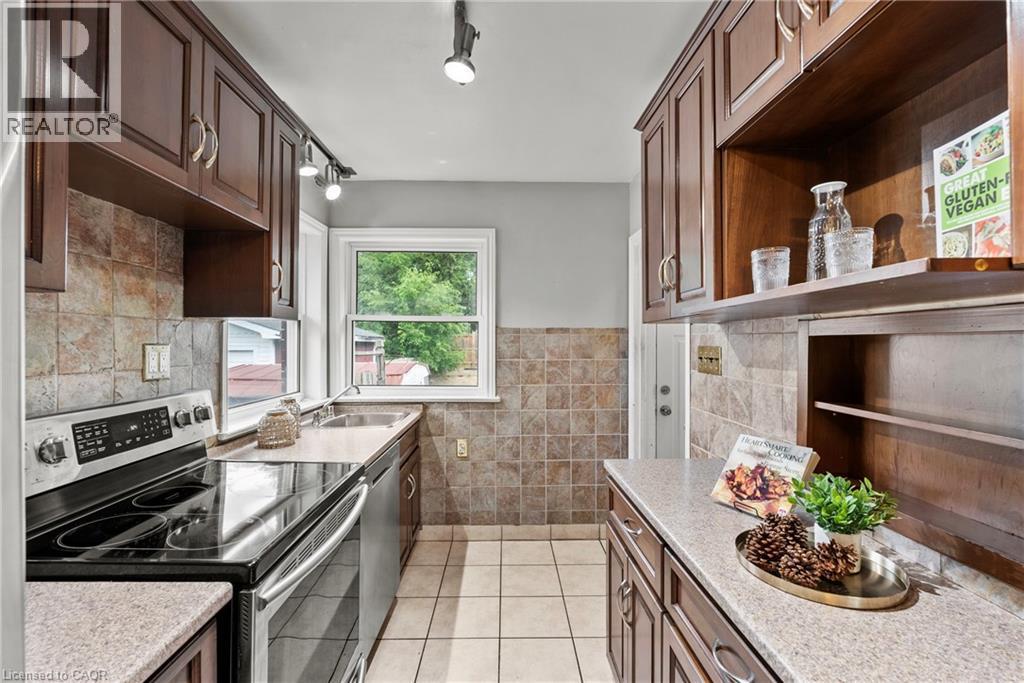 143 West 25Th Street, Hamilton, ON - Indoor Photo Showing Kitchen