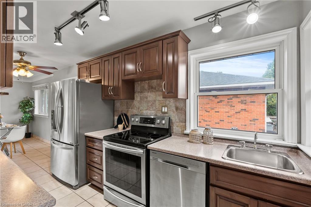 143 West 25Th Street, Hamilton, ON - Indoor Photo Showing Kitchen