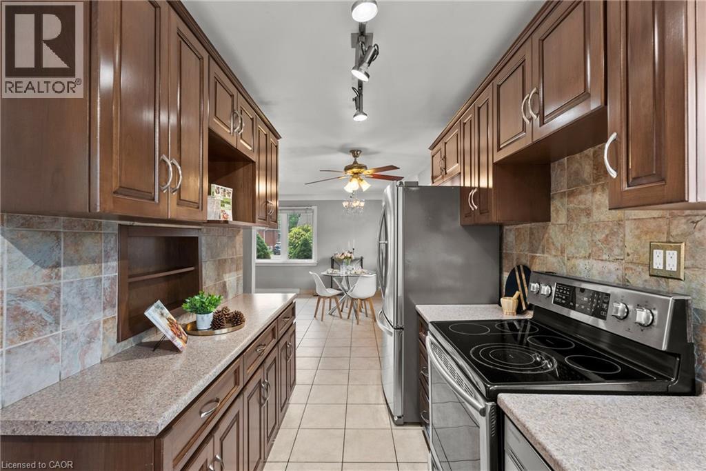 143 West 25Th Street, Hamilton, ON - Indoor Photo Showing Kitchen
